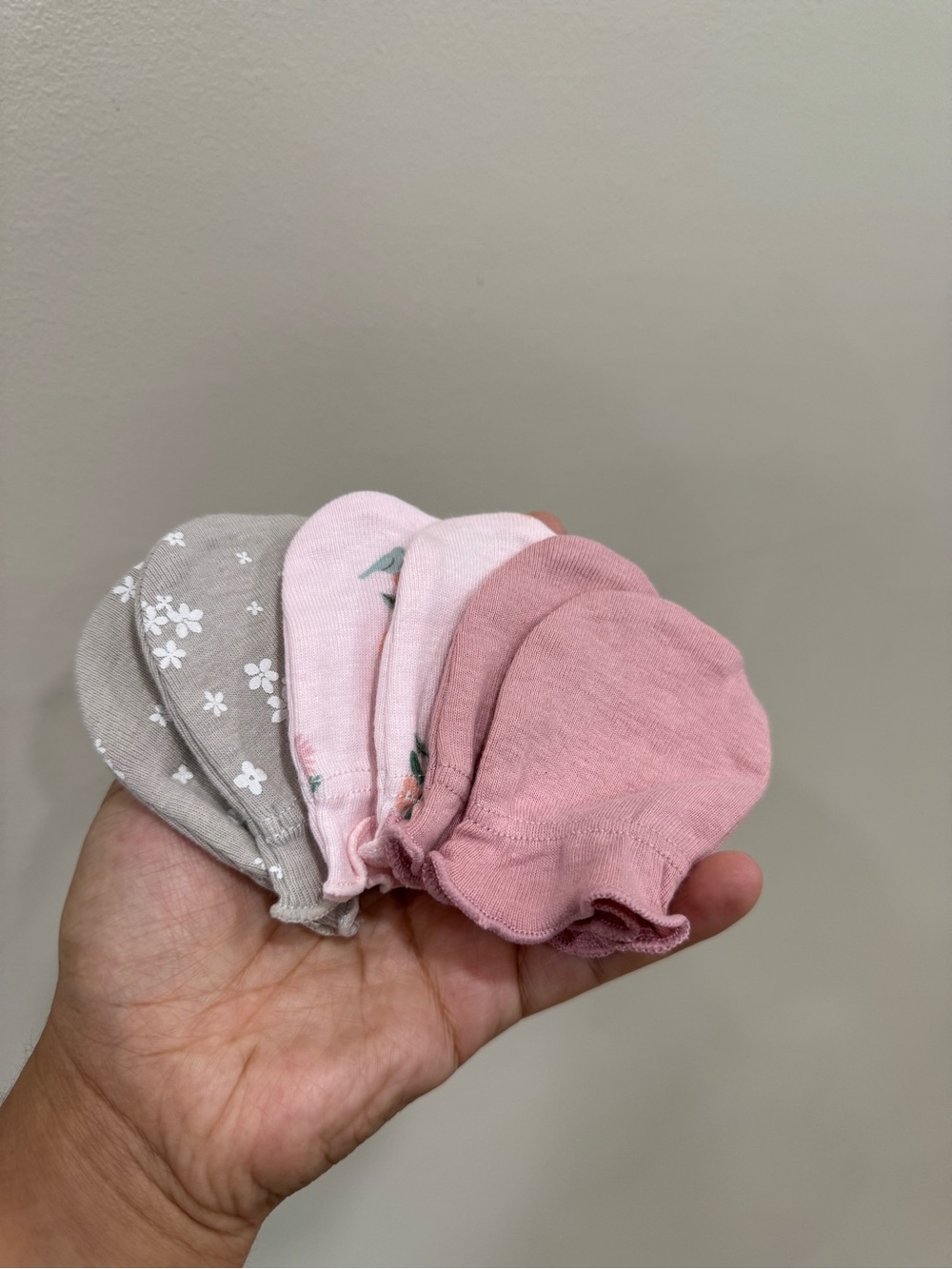 Carter’s newborn baby mittens size NB